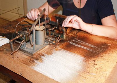 Výlet do tradiční sklářské dílny na korálky a&nbsp;vánoční ozdobičky